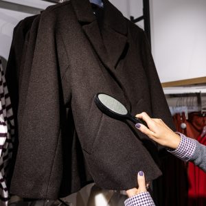 un palton din lana care este curatat